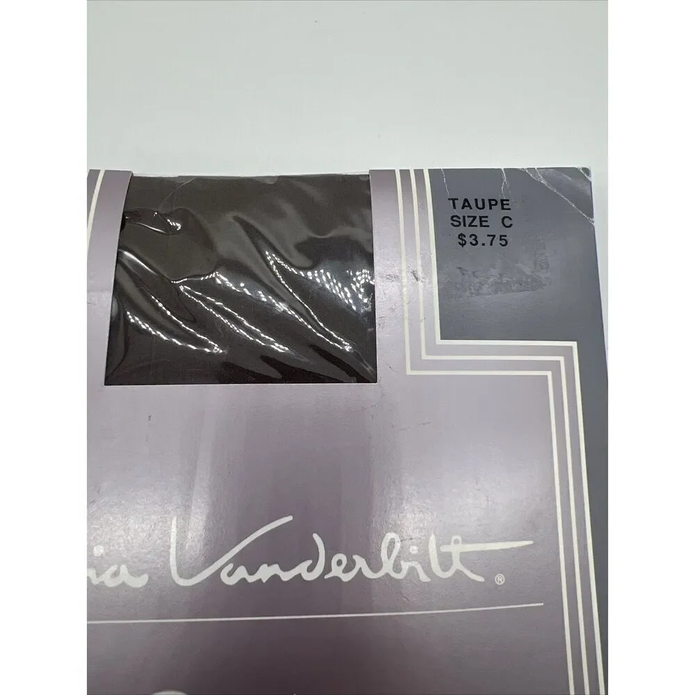 Vintage NWT Gloria Vanderbilt Daysheer Pantyhose  Sandlefoot Taupe Size C